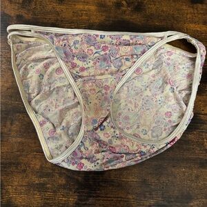 Vanity Fair Size 6 Well Worn Floral Bikini Panties (see photos for condition)